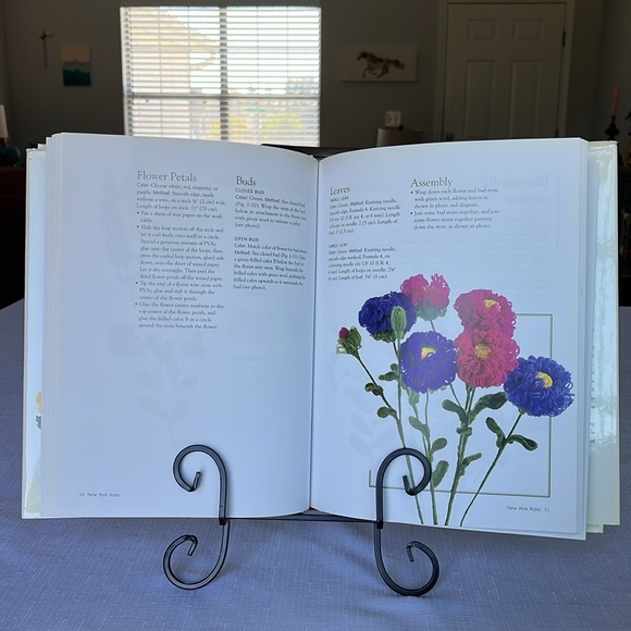FLOWERS IN WOOL BOOK BY LILY SIMONS - Picture 4 of 15